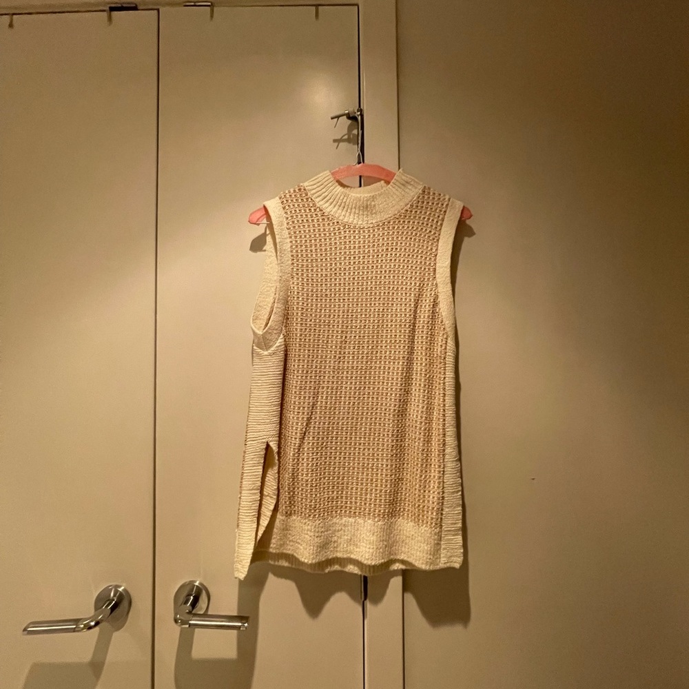 Club Monaco Short Sleeve Sweater. Size S